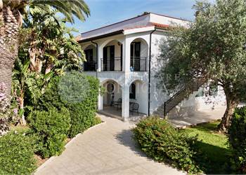 Esclusiva Villa Ristrutturata con 3 Unità Indipendenti e Giardino a Siracusa, Zona Isola